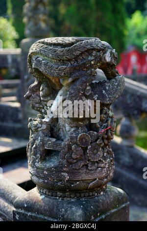 L'iscrizione in pietra sulla rotaia curva del ponte di pietra Shuangguitang arco isPeony Piercing Wanzhu montagna Liangping County Chongqing City Foto Stock