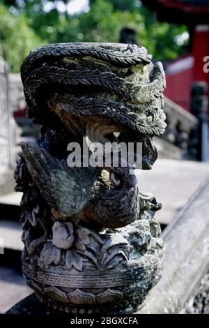 L'iscrizione in pietra sulla rotaia curva del ponte di pietra Shuangguitang arco isPeony Piercing Wanzhu montagna Liangping County Chongqing City Foto Stock