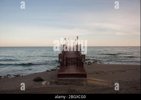 Malaga, Spagna. 22 aprile 2020. Un pontile è visto chiuso in una spiaggia vuota a Marbella, in mezzo alla malattia di scoppio di coronavirus COVID-19. In seguito al confinamento decretato dal governo spagnolo per estendere la chiusura fino al 10 maggio, le persone sono ancora confinate nelle loro case causando una situazione eccezionale di scene urbane insolite come strade vuote o bar, ristoranti e negozi chiusi. Credit: SOPA Images Limited/Alamy Live News Foto Stock