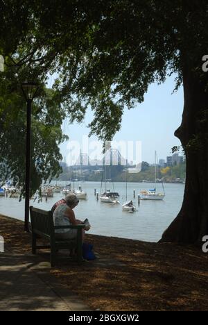 La vecchia coppia sedette sul banco del Fiume Brisbane, dei Giardini Botanici di Brisbane, Brisbane, Queensland, Australia. Foto Stock