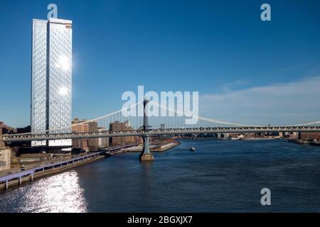 Manhattan Bridge sopra East River in una bella giornata a New York City Manhattan sole luminoso colpisce gli edifici Foto Stock