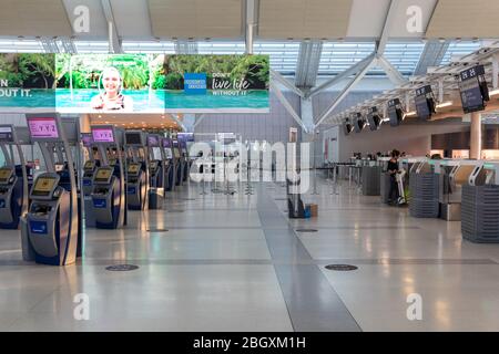 Vicino all'area vuota del check-in e del rientro dei pacchetti all'interno dell'Aeroporto Pearson di Toronto durante la pandemia COVID-19. Foto Stock