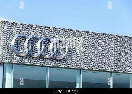 Logo Audi all'esterno di un concessionario di automobili. Foto Stock