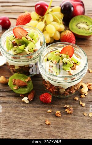 Sana dessert a strati con muesli e frutta sul tavolo Foto Stock