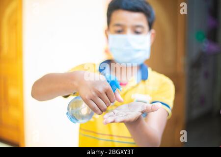 Persone asiatiche che utilizzano alcool antisettico gel e indossare maschera di prevenzione, prevenire contro l'infezione di Covid-19 focolaio, donna lavaggio mani con mano san