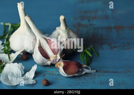 Aglio crudo e spezie su tavola di legno Foto Stock