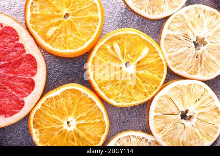 Fette di limone, arancia e pompelmo su fondo metallico Foto Stock