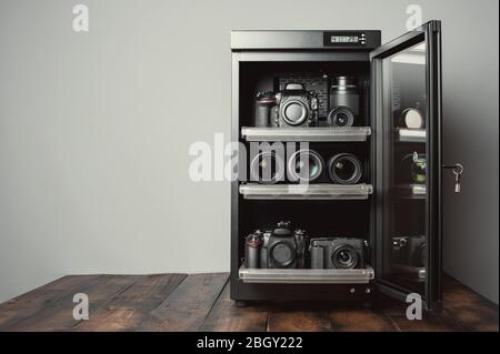 armadio a secco deumidificatore elettronico per fotocamere di stoccaggio,  lenti e altre apparecchiature fotografiche Foto stock - Alamy