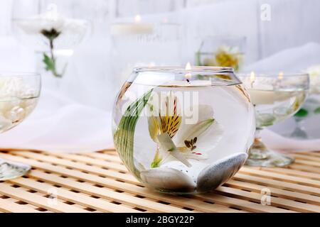Candele galleggianti in vasi di vetro Foto Stock
