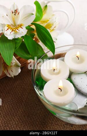 Candele galleggianti in acqua Foto Stock