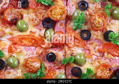 Gustosa pizza con salsiccia e verdure, vista macro Foto Stock