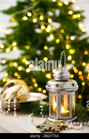 Decorazioni natalizie con lanterna su sfondo di abete Foto Stock