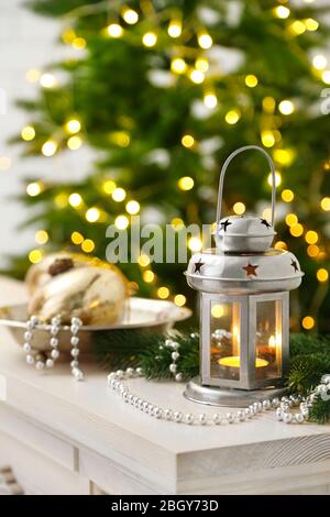 Decorazioni natalizie con lanterna su sfondo di abete Foto Stock