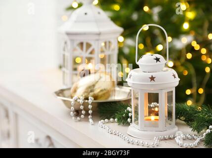 Decorazioni natalizie con lanterna su sfondo di abete Foto Stock