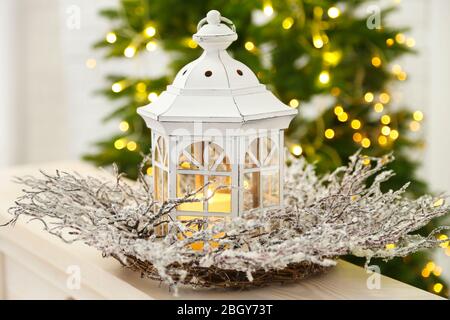 Decorazioni natalizie con lanterna e corona decorativa su sfondo di abete Foto Stock