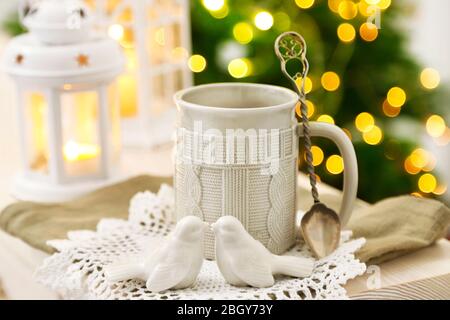 Tazza con bevanda calda e decorazioni natalizie su sfondo di abete Foto Stock