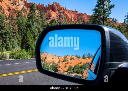 Il Bryce Canyon National Park si riflette nello specchio con vista laterale Foto Stock