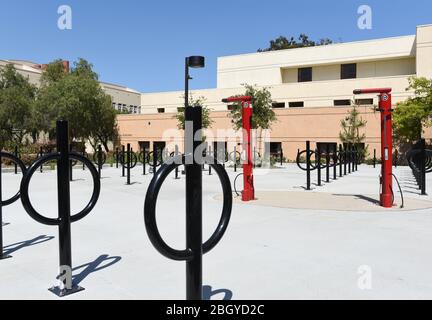 IRIVNE, CALIFORNIA - 21 APRILE 2020: Rack per biciclette e stazione di pompaggio dell'aria nel campus dell'Università di California Irvine, UCI. Foto Stock