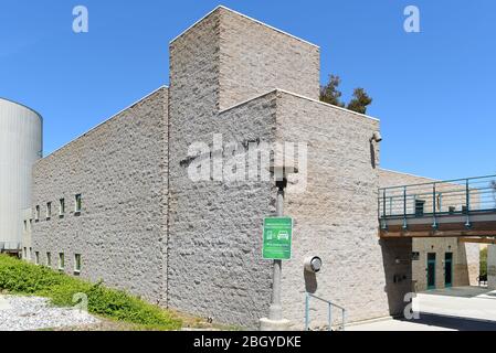 IRVINE, CALIFORNIA - 22 APRILE 2020: L'edificio Intercollegiale di atletica sul Campus dell'Università di California Irvine, UCI. Foto Stock