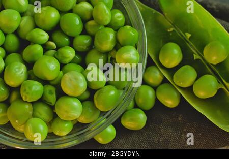 piselli crudi in contenitore di vetro visto dall'alto Foto Stock