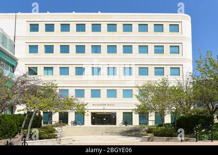 IRIVNE, CALIFORNIA - 21 APRILE 2020: McGaugh Hall nel campus dell'Università di California Irvine, UCI. Foto Stock