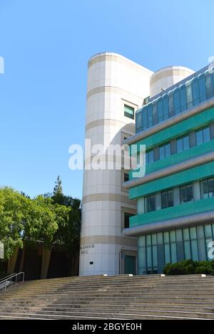 IRIVNE, CALIFORNIA - 21 APRILE 2020: McGaugh Hall nel campus dell'Università di California Irvine, UCI. Foto Stock