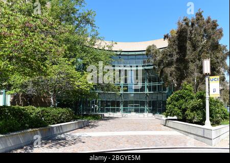 IRVINE, CALIFORNIA - 22 APRILE 2020: Edificio di Scienze naturali nel Campus dell'Università della California Irvine, UCI. Foto Stock