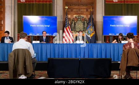 Albany, Stati Uniti. 22 aprile 2020. Il governatore Cuomo tiene un briefing sulla risposta COVID-19 alla Red Room del New York state Capitol Building (foto di Lev Radin/Pacific Press) Credit: Pacific Press Agency/Alamy Live News Foto Stock