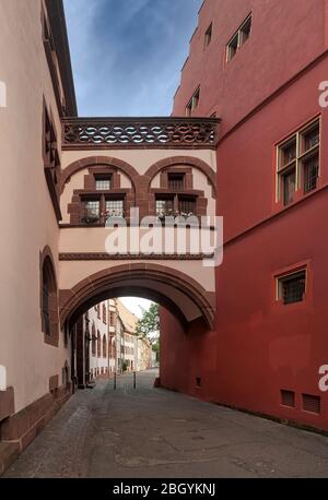 Arch in una delle strade del centro storico di Friburgo, Germania Foto Stock