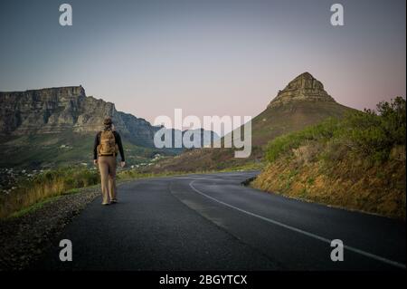 Città del Capo, Capo Occidentale, Sud Africa è un sogno per escursionisti e outdoorsman con accesso ai sentieri attraverso i fynbos nel Table Mountain National Park. Foto Stock