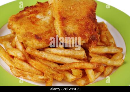 Filetto di pesce fritto impanato e patate su fondo piatto Foto Stock