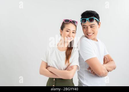 Giovane coppia in T-shirt bianche, emozioni, posto libero Foto Stock