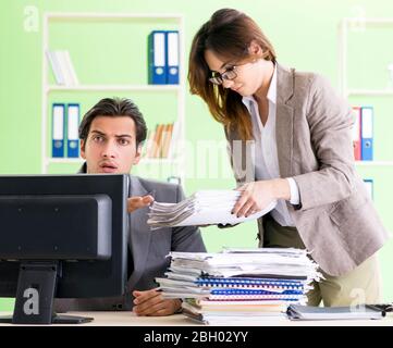 Il dipendente di uomo che soffre di un eccessivo lavoro Foto Stock