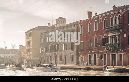 11/20/2017- Venezia, Italia. I turisti vengono in motoscafo presto al mattino. Foto Stock