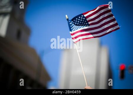 Richmond, Virginia, Stati Uniti. 22 aprile 2020. Mercoledì, durante il Rally Virginia riaperto, viene sventolato un paletto americano. Simili manifestazioni si sono succeduti in giro per gli Stati Uniti a sostegno della riapertura di stati che non sono punti caldi dell'attuale pandemia COVID-19. Credit: John C. Clark/ZUMA Wire/Alamy Live News Foto Stock