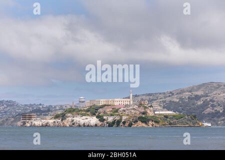 Primo piano dell'isola di Alcatraz a San Francisco Baia sotto un cielo estivo blu con nuvole soffici Foto Stock