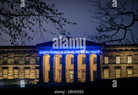 L'installazione al neon light dell'artista Martin Creed 'Everything is Going to Be Alright' sopra l'ingresso alla Scottish National Gallery of Modern Art di Edimburgo. Foto Stock