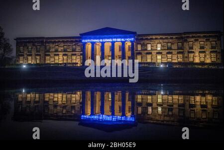 L'installazione al neon light dell'artista Martin Creed 'Everything is Going to Be Alright' sopra l'ingresso alla Scottish National Gallery of Modern Art di Edimburgo. Foto Stock