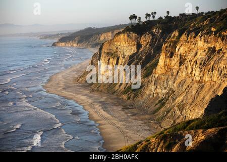 San Diego, California, Stati Uniti. 22 aprile 2020. La spiaggia di Blacks, una popolare spiaggia di surf a la Jolla, è tra le spiagge di San Diego che chiuse a causa di Covid-19. Credit: KC Alfred/ZUMA Wire/Alamy Live News Foto Stock