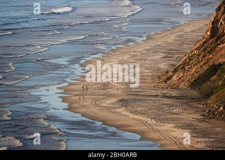 San Diego, California, Stati Uniti. 22 aprile 2020. La spiaggia di Blacks, una popolare spiaggia di surf a la Jolla, è tra le spiagge di San Diego che chiuse a causa di Covid-19. Credit: KC Alfred/ZUMA Wire/Alamy Live News Foto Stock