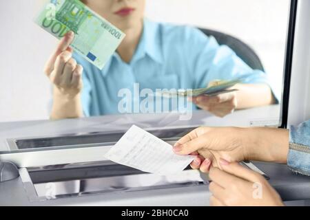 Finestra di cassiere con cassiere da lavoro. Concetto di cambio valuta Foto Stock