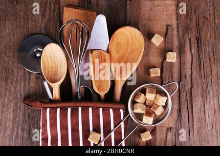 Set di utensili da cucina su rustico sfondo tavolo in legno Foto Stock