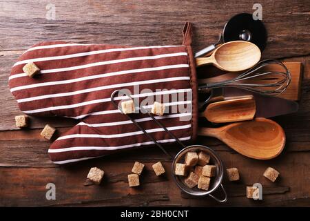 Set di utensili da cucina su rustico sfondo tavolo in legno Foto Stock