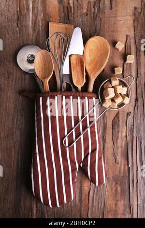 Set di utensili da cucina su rustico sfondo tavolo in legno Foto Stock