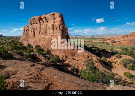 Una strana formazione di arenaria rossa nel Devil's Garden Trail all'Arches National Park, Utah Foto Stock