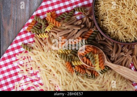 Diversi tipi di pasta su tovagliolo primo piano Foto Stock