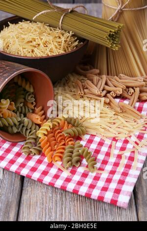 Diversi tipi di pasta su tovagliolo primo piano Foto Stock