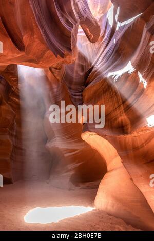 Interno dell'Antelope Canyon, con due raggi di luce solare che brillano attraverso un'apertura nella volta Foto Stock