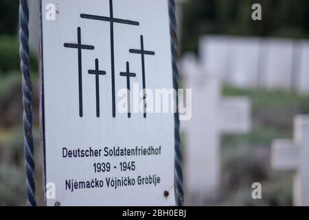 Iscrizione in lingua tedesca e croata per un cimitero di soldati tedeschi caduti nella guerra mondiale 2 Foto Stock