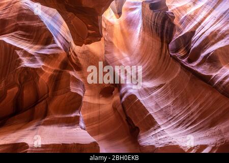 Primo piano delle pareti rocciose intagliate dell'Upper Antelope Canyon Foto Stock